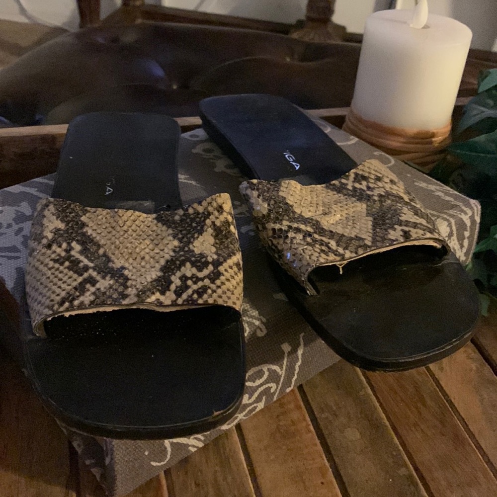 Via Doug’s leather snake like flat Sandles.size 8